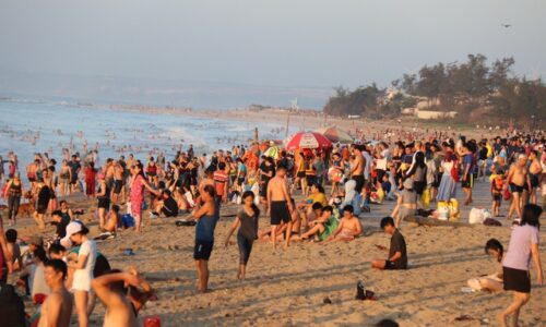 Cao tốc đưa đông đảo khách du lịch đến Mũi Né, gây khan hiếm hải sản và tăng giá