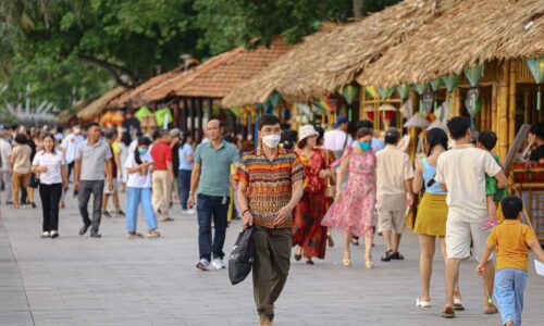 Du khách say mê với hàng trăm sản phẩm lưu niệm độc đáo từ nghệ nhân Huế