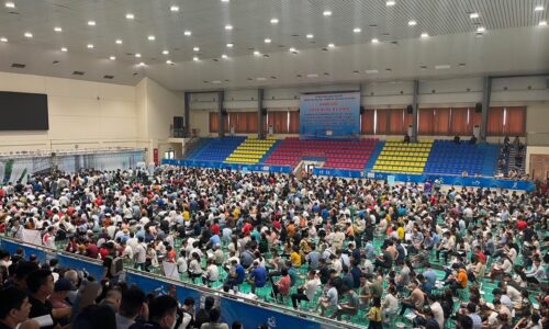 Đám đông xếp hàng đông như biển để bốc thăm 150 suất mua nhà ở xã hội tại Hà Nội