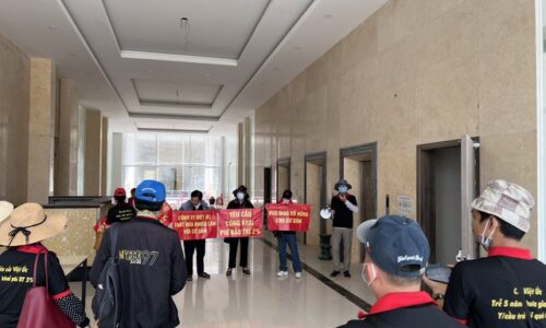 Khách hàng TP.HCM đến Bình Thuận: Treo băng rôn yêu cầu nhà ngay!