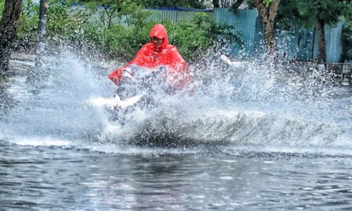 Biển Đông đối mặt với cơn bão dữ, mưa lớn tiếp tục gây nguy hiểm